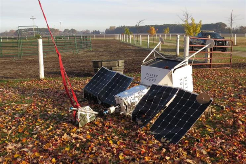 農場に墜落したサムスン電子「宇宙自撮り」用の衛星(写真:ナンシー・マンビー・ウェルケ氏のフェイスブックより)