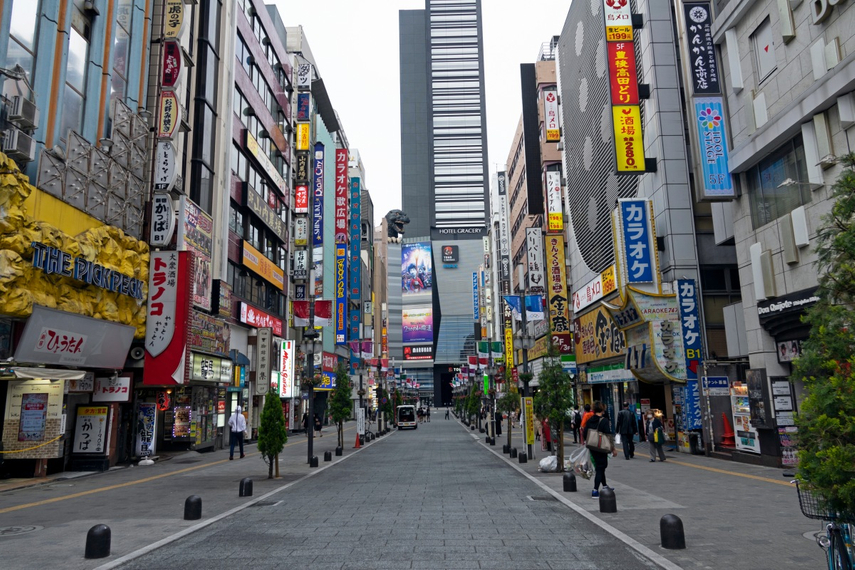 緊急事態宣言が出され、閑散とする東京・新宿(写真:Shutterstock)