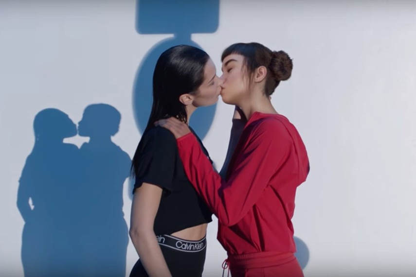 人気モデル、ベラ・ハディッド(左)がバーチャルインフルエンサーとキスをするカルバン・クラインの広告