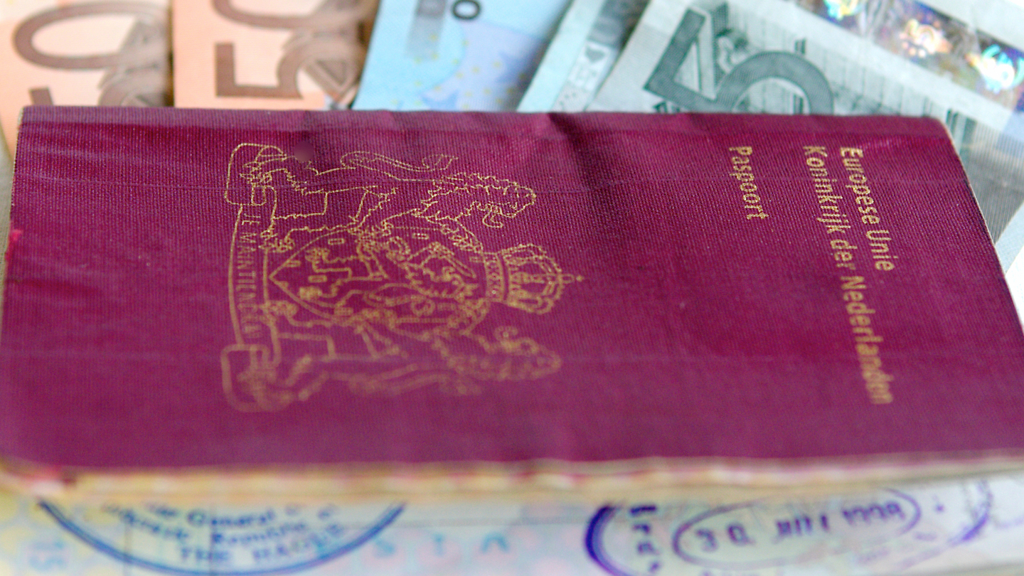 Bottom up: Treasurers could force banks to pass on blockchain savings Bottom up: Treasurers could force banks to pass on blockchain savings