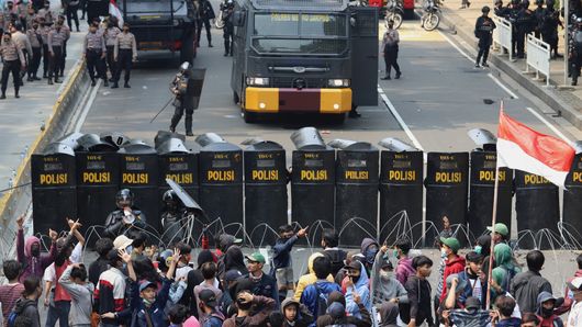 Indonesia’s veteran finance minister fired amid protests; rupiah falls Indonesia’s veteran finance minister fired amid protests; rupiah falls