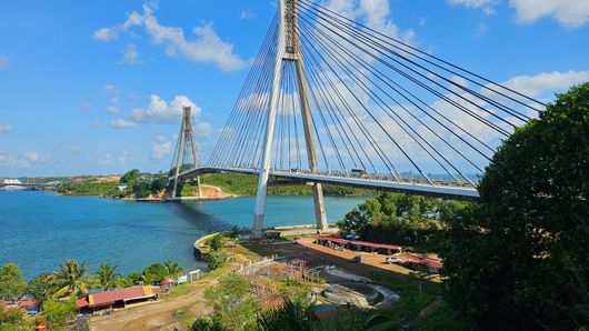 Batam data centres to act as 'digital bridge' between Singapore and Indonesia Batam data centres to act as 'digital bridge' between Singapore and Indonesia