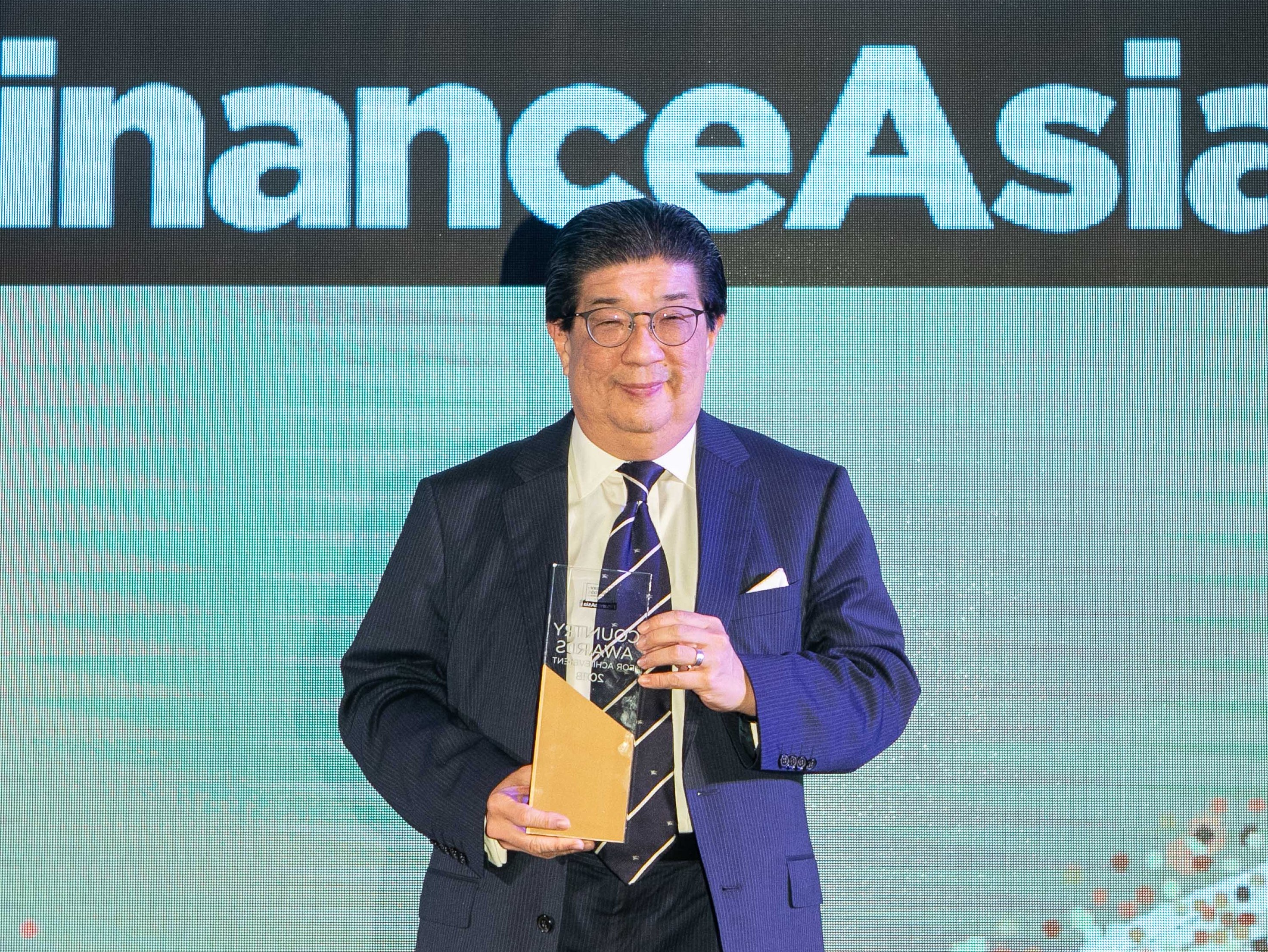 Na Wu Beng From Ocbc Wing Hang Bank Collects The Award For Best International Bank In Hong Kong Awards Australia Achievement Awards Achievement Awards North Asia Financeasia